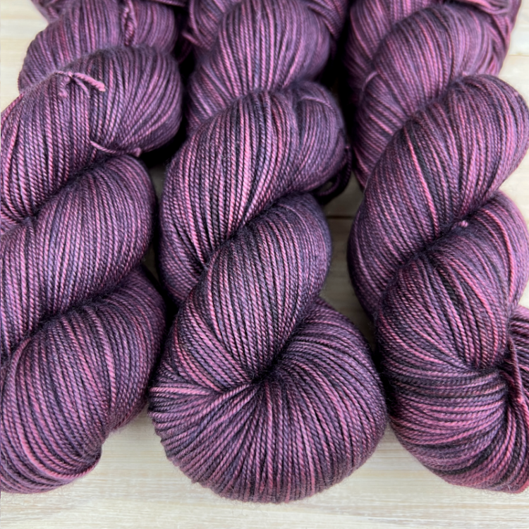 Pure : fil de laine mérinos coloris aubergine