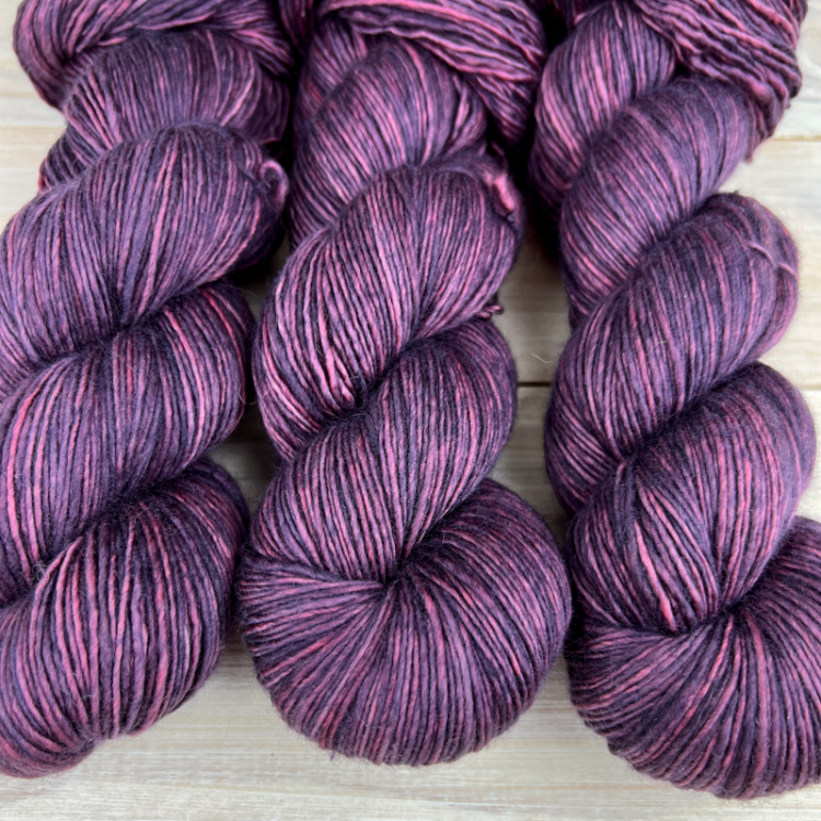 Pure single: fil de laine mérinos extrafin superwash coloris Aubergine