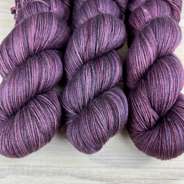 Fil de laine mérinos et soie coloris aubergine