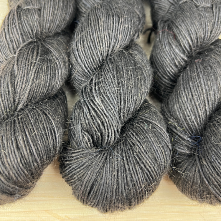 Délicatesse : fil mérinos superkid mohair coloris carbone