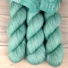 Délicatesse : fil mérinos superkid mohair coloris céladon