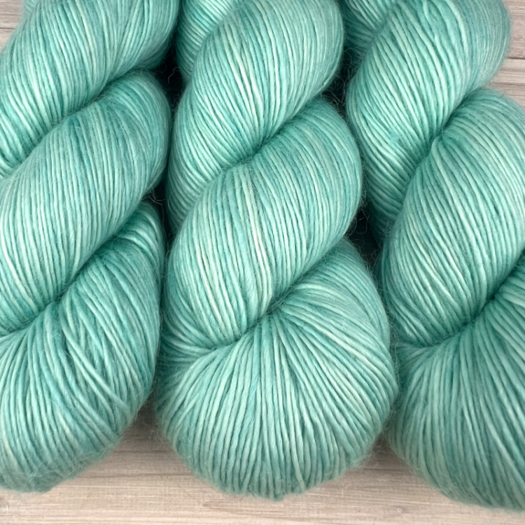 Délicatesse : fil mérinos superkid mohair coloris céladon