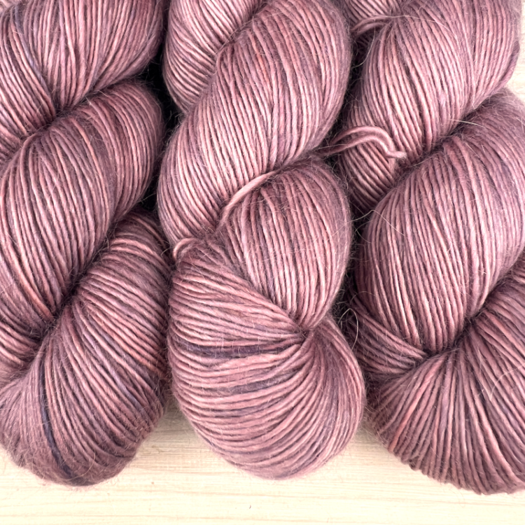 Délicatesse : fil mérinos superkid mohair coloris figue