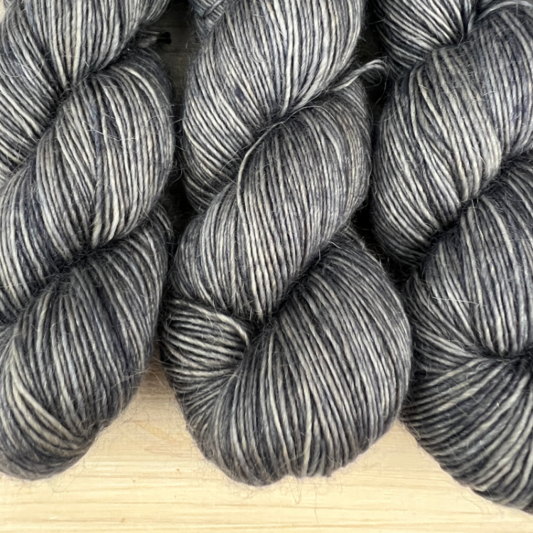 Délicatesse : fil mérinos superkid mohair coloris orage