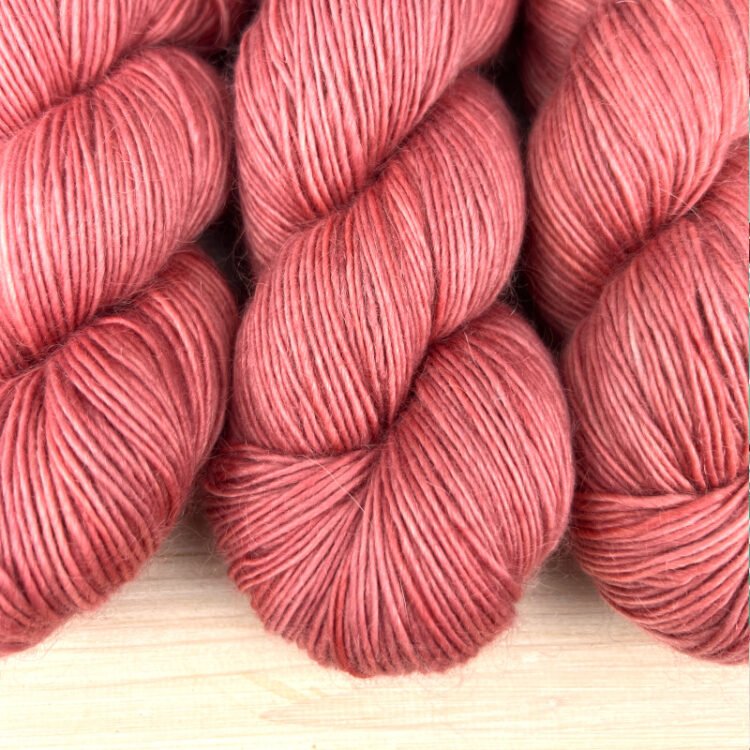 Délicatesse : fil mérinos superkid mohair coloris pamplemousse