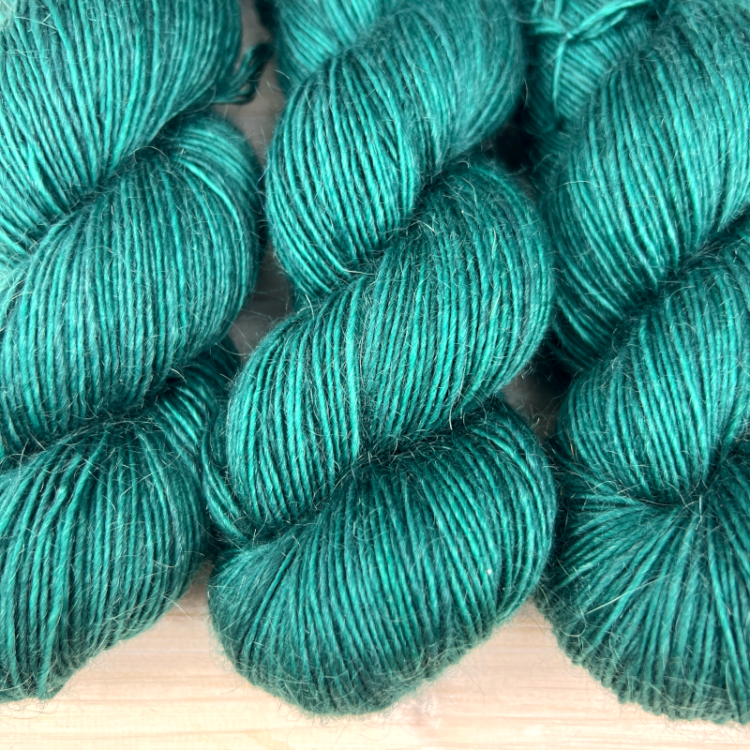 Délicatesse : fil mérinos superkid mohair coloris vert impérial