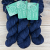 Pure single : minis écheveaux de laine mérinos extrafin superwash coloris grand bleu