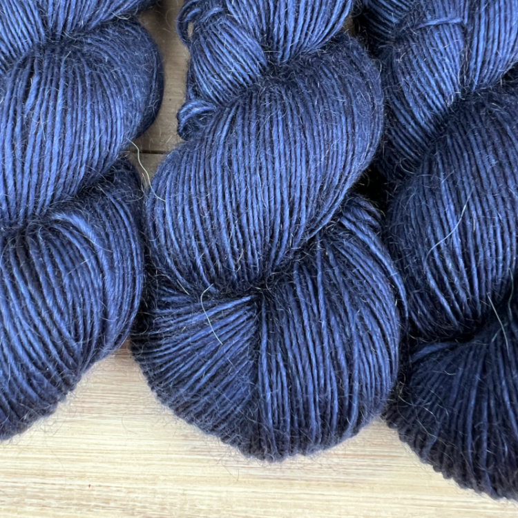 Délicatesse : fil mérinos superkid mohair coloris grand bleu