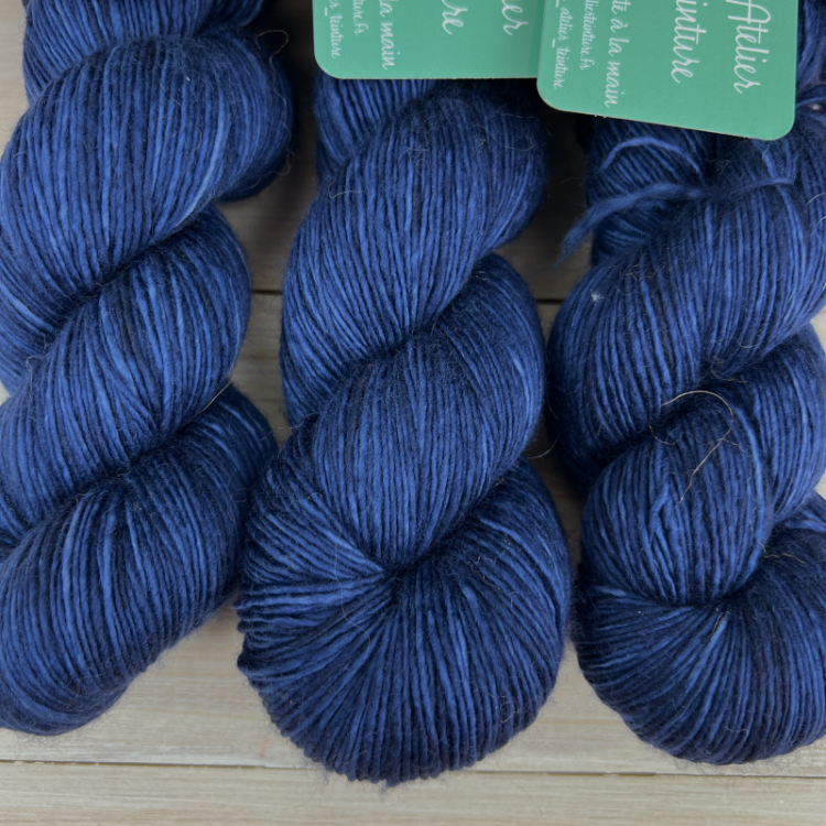 Pure single : écheveaux de laine mérinos extrafin superwash coloris grand bleu