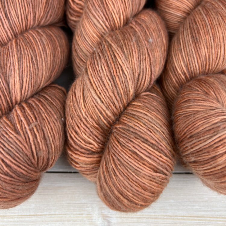 Pure single: fil de laine mérinos extrafin superwash coloris caramel