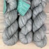 Pure single: fil de laine mérinos extrafin superwash coloris gris perle