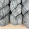 Pure single: fil de laine mérinos extrafin superwash coloris gris perle