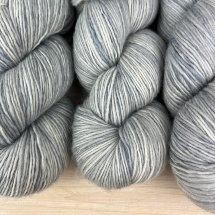 Pure single: fil de laine mérinos extrafin superwash coloris gris perle