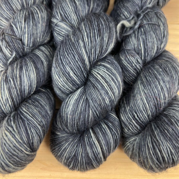 Pure single: fil de laine mérinos extrafin superwash coloris Nuit