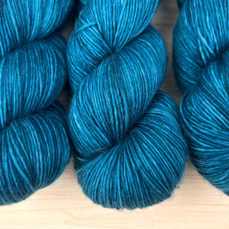 Pure single: fil de laine mérinos extrafin superwash coloris pétrole