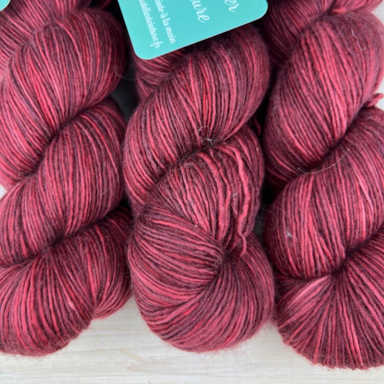 Pure single: fil de laine mérinos extrafin superwash coloris lie de vin