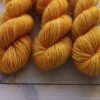 Mini Pure single : minis écheveaux de laine mérinos extrafin siperwash coloris curcuma
