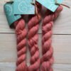 Mini Pure single : minis écheveaux de laine mérinos extrafin superwash coloris pamplemousse