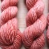Mini Pure single : minis écheveaux de laine mérinos extrafin superwash coloris pamplemousse