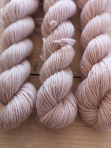 Mini Pure single : minis écheveaux de laine mérinos extrafin superwash coloris magnolia