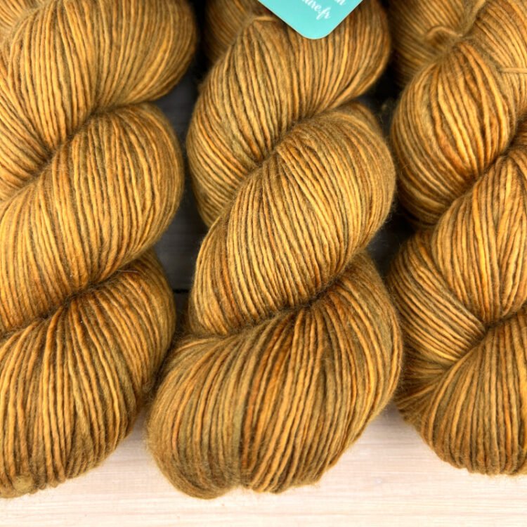 Pure single : écheveaux de laine mérinos extrafin superwash coloris noisette