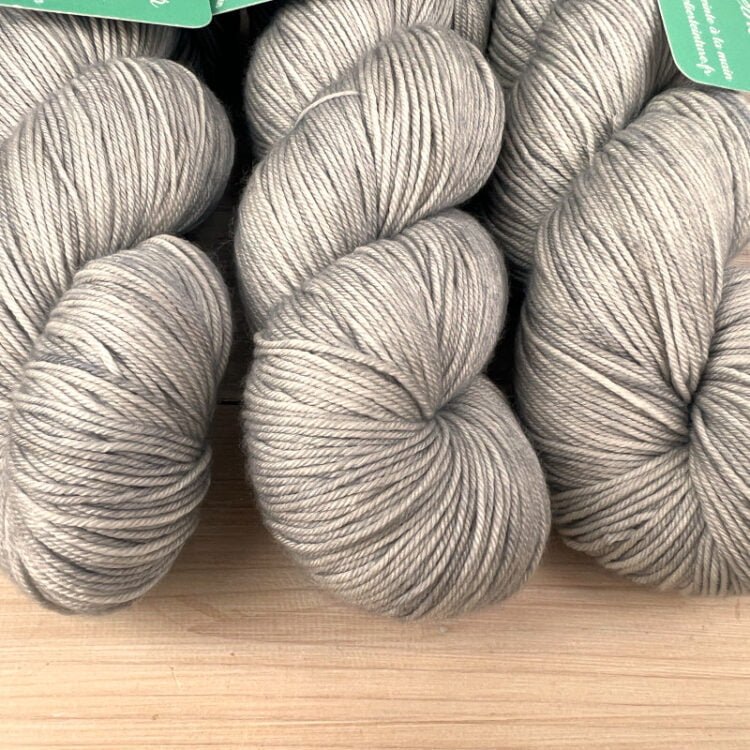 Fil de laine mérinos et soie coloris gris perle