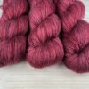 Délicatesse : fil mérinos superkid mohair coloris lie de vin