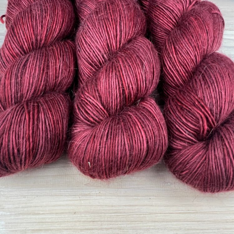 Délicatesse : fil mérinos superkid mohair coloris lie de vin