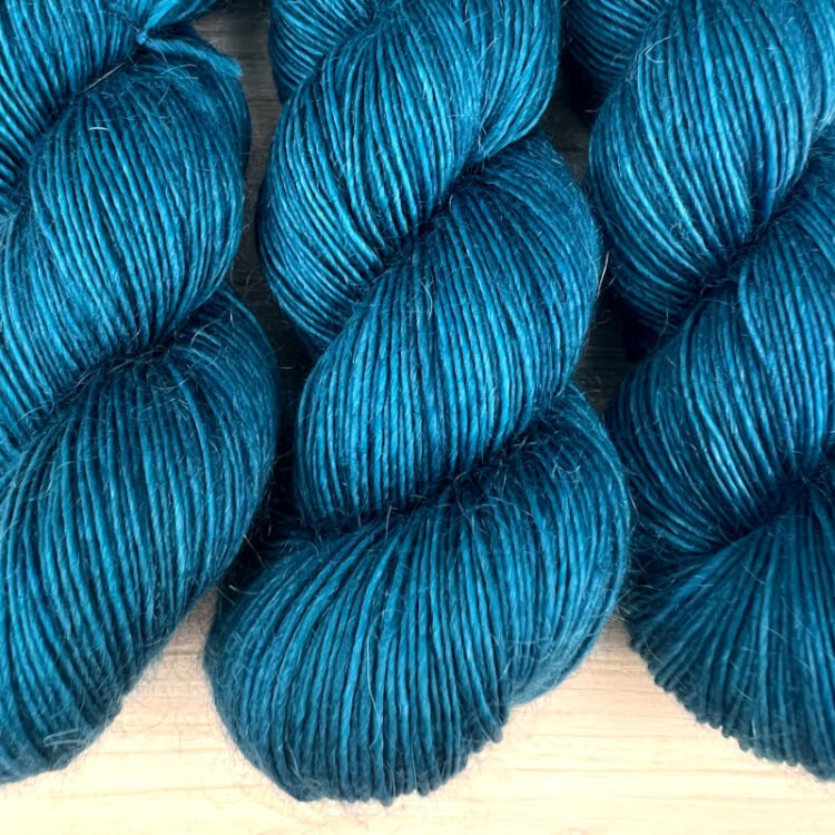 Délicatesse : fil mérinos superkid mohair coloris pétrole