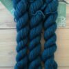 Mini Pure single : minis écheveaux de laine mérinos extrafin superwash coloris pétrole