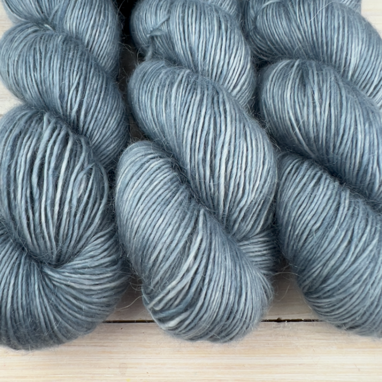 Délicatesse : fil mérinos superkid mohair coloris Bleu gris