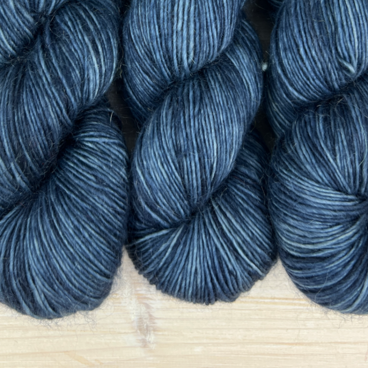 Délicatesse : fil mérinos superkid mohair coloris nuit