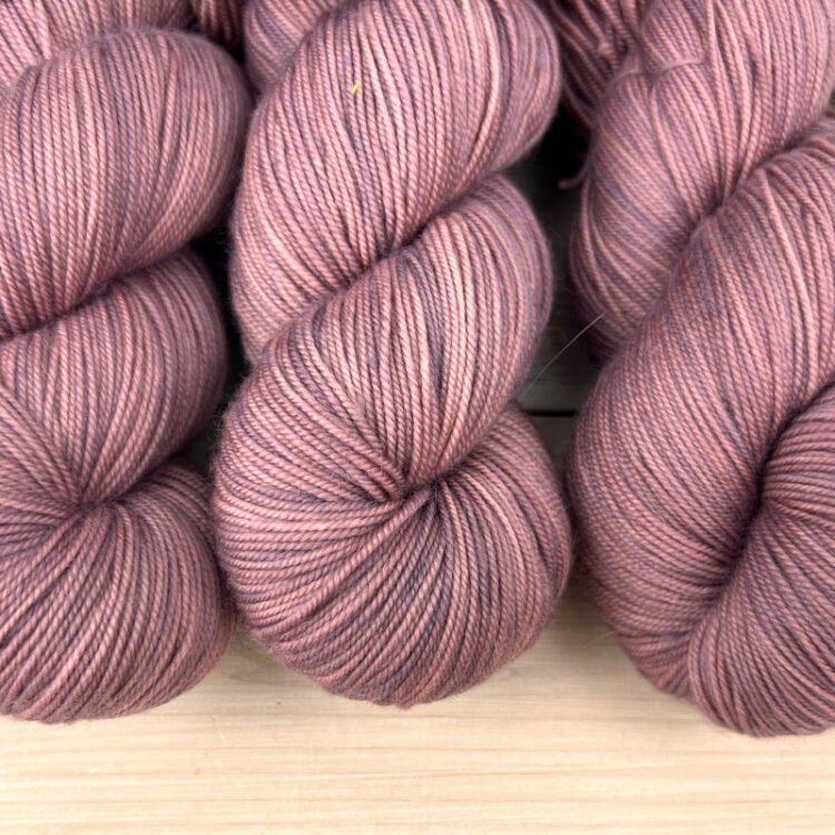 Robuste : fil de laine mérinos et nylon coloris figue