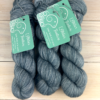Pure single: fil de laine mérinos extrafin superwash coloris bleu gris