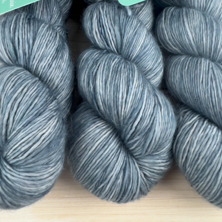 Pure single: fil de laine mérinos extrafin superwash coloris bleu gris