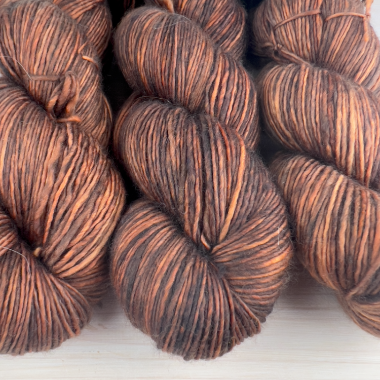 Pure single: fil de laine mérinos extrafin superwash coloris chocolat