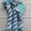 Mini Pure single : minis écheveaux de laine mérinos extrafin superwash coloris bleu glacier