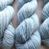 Mini Pure single : minis écheveaux de laine mérinos extrafin superwash coloris bleu glacier