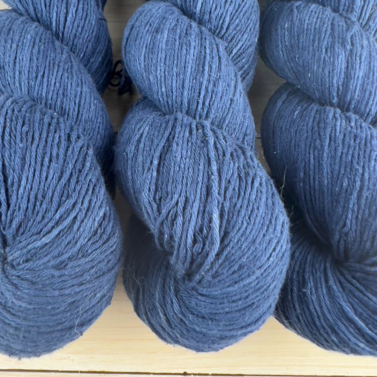 Harmonie : fil à tricoter d'été 100% bourrette de soie coloris grand bleu