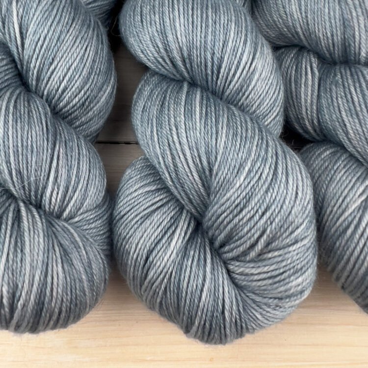 Fil de laine mérinos et soie coloris bleu gris